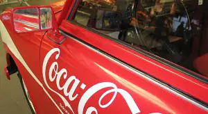 Dein Firmenlogo auf dem Auto