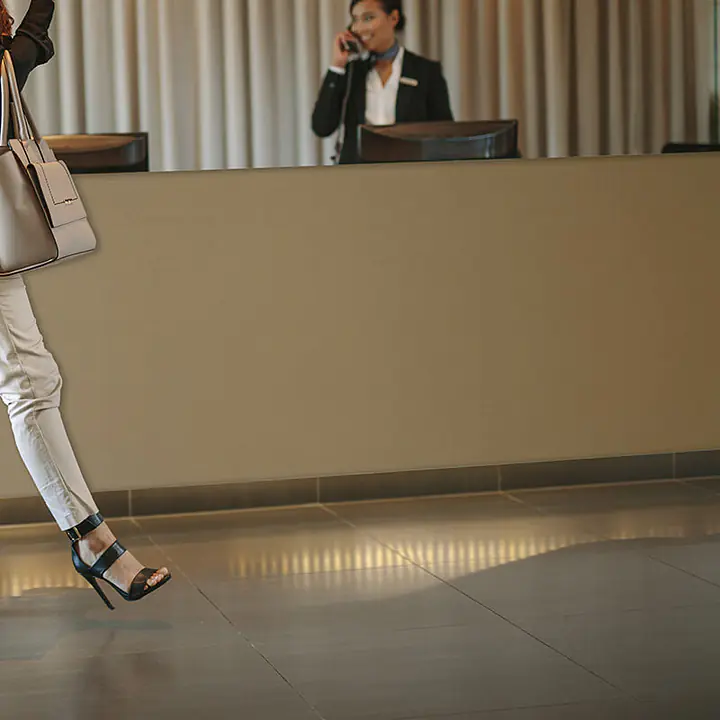 Film adhésif pour meubles effet métal brossé