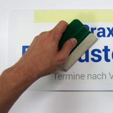 Montage Klebefolie Schritt 7: Klebefolie feststreichen